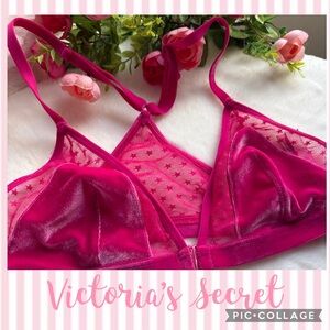 VICTORIA’S SECRET-M Hot Pink Velvet Bra
Front closure
